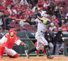 　１回、右越え２ランを放つ佐藤輝（撮影・市尻達拡）