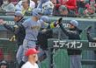 　１回、先制２ランを放った佐藤輝（左）は藤川監督とタッチを交わす（撮影・中田匡峻）