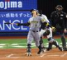 　７回、空振り三振に倒れる佐藤輝（撮影・金田祐二）