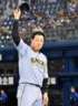 　ファンの声援に応える大山