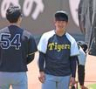 　練習の合間、木下と談笑する伊原（右）＝撮影・北村雅宏