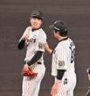 　７回、手当てを終え安藤コーチ（右）が見守る中、投球練習する才木（撮影・西田忠信）