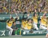 　８回、坂本の三塁打に沸くデュプランティエ（左端）ら阪神ナイン（１２日）
