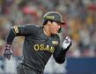 　６回、適時二塁打を放ち、激走する大山（撮影・西田忠信）
