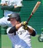 　シート打撃の打席に立ち快音を響かせる井坪（撮影・立川洋一郎）