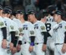 　ナインと勝利のタッチを交わす島本（中央）＝撮影・北村雅宏