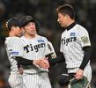 　勝利後、岩崎（右）と握手する石井