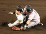 　９回、浅野（右）と激突する中野（撮影・山口登）