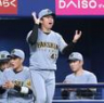 　チームの勝利にベンチから出て拍手する村上（撮影・北村雅宏）