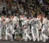 　ハイタッチでナインを迎える藤川監督（中央）＝撮影・飯室逸平