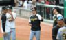 　練習中、談笑する中野（中央）＝撮影・北村雅宏