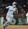 　９回、森下の適時打で本塁へ走る近本（撮影・田中太一）