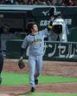 　４回、適時打を放ちファンの声援に応える近本（撮影・北村雅宏）
