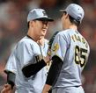 　６回、湯浅（右）の作ったピンチを及川が切り抜ける（撮影・田中太一）