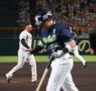 　１回、村上（右）を空振り三振に仕留めた村上（撮影・西田忠信）