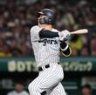 　中飛に倒れる原口（撮影・田中太一）