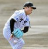 　１回、打球を足で止める村上（撮影・田中太一）