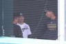 　ブルペンでデュプランティエ（右）と談笑する石井（右から２人目）＝撮影・北村雅宏