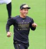 　笑顔を見せてランニングする伊原
