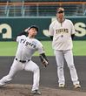 　工藤（左）の投球を見る藤川監督（撮影・西田忠信）
