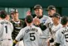 ９回表を締めくくり勝利のタッチを交わす阪神・岩崎優（中央奥）＝甲子園（撮影・立川洋一郎）