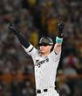 　１回、先制の二塁打を放ちポーズを決める佐藤輝（撮影・西田忠信） 