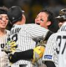 　１０回、サヨナラ２ランを放ち藤川監督（左）と抱き合う森下（撮影・西田忠信）