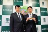 　葛西スカウト（左）から藤川監督のサイン入りＩＤを受け取ったドラフト育成１位・神宮