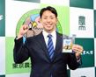 　藤川監督のサイン入りＩＤを手に笑顔を見せる東農大北海道オホーツク・神宮（撮影・間宮涼）