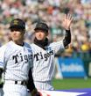　ファン感謝デーでスタンドに向かって手を振る近本（右）＝撮影・北村雅宏