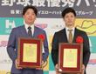 　プロ野球最優秀バッテリー賞を受賞した村上（左）と坂本（撮影・吉澤敬太）