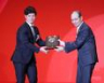 　王貞治氏（右）からベストナインの楯を受け取る坂本（撮影・西岡正）