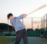 　懐かしのグラウンドに立ちバットを振る阪神ドラフト１位・立石（撮影・立川洋一郎）
