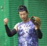 　練習中にグラブをたたく百崎（撮影・北村雅宏）