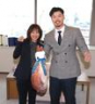 　近大・稲葉広報室長（左）から「近大マダイ」を贈呈され、笑顔を見せる佐藤輝（撮影・北村雅宏）