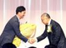 　笑顔で握手を交わす藤川監督（左）と掛布氏（撮影・山口登）