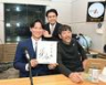 　ラジオ収録を終え写真に納まる（左から）及川、ＡＢＣ・平野アナウンサー、下柳剛氏（撮影・西田忠信）