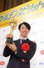 　ゴールデンスピリット賞を受賞した近本（撮影・佐々木彰尚）