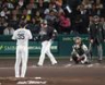 　日本シリーズ第３戦。２回に山川に四球を与えた才木と坂本＝１０月２８日