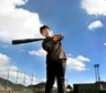 　自主トレを公開し、バットを振る立石（撮影・田中太一）