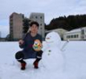 　自主トレを公開し、雪だるまと写真に納まる谷端（撮影・山口登）
