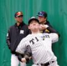 　藤川監督（奥左）が視察するブルペンで投げ込む伊藤稜（撮影・西田忠信）