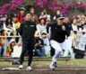 　中野（右）の走塁練習を見守る赤星臨時コーチ（撮影・山口登）