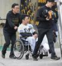 車椅子で球場を後にする石井
