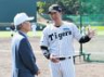 ＮＰＢ・榊原定征コミッショナーと話をする藤川監督（撮影・田中太一）