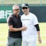 　藤川監督（右）との再会を喜ぶウィリアムス駐米スカウト（撮影・田中太一）