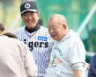 具志川キャンプを訪れ、平田２軍監督（左）と笑顔で話す笑福亭鶴瓶（撮影・坂部計介）