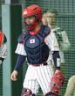 ブルペンで笑みを浮かべる阪神・坂本誠志郎＝１７日、ひなたサンマリンスタジアム宮崎（撮影・伊藤笙子）
