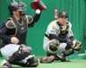　ブルペンで長坂（左）の捕球を見る嶋村（撮影・西田忠信）