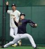 　藤川監督（奥）が見る中、キャッチボールをする石黒（撮影・田中太一）